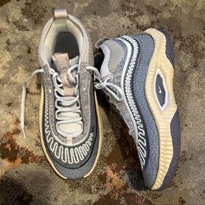 NIKE Cosmic Unity 3 Woman's Basketball Shoes Sizes W7.5 & W10. *VERY RARE*